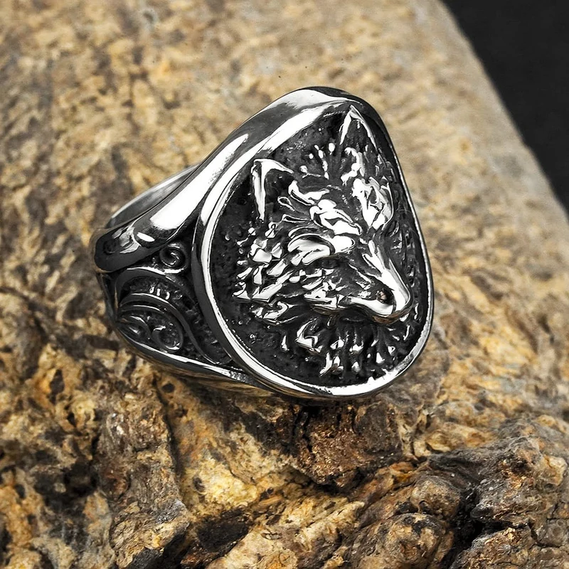 Herrring med punk- och antikbearbetad 3D-skulptur och varghuvud