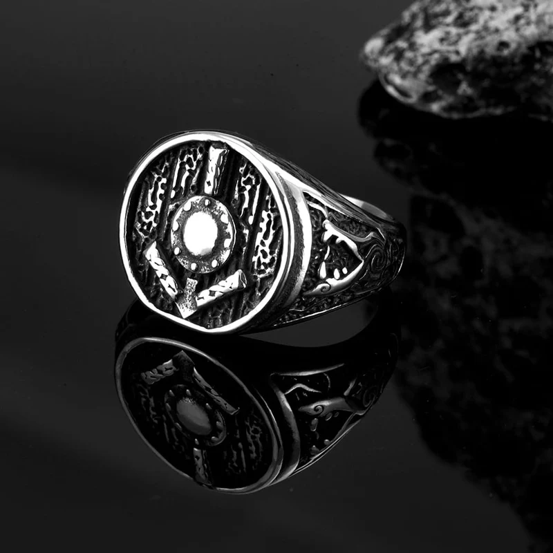Herrring med rund sköld och snidad signetring i antik punkstil