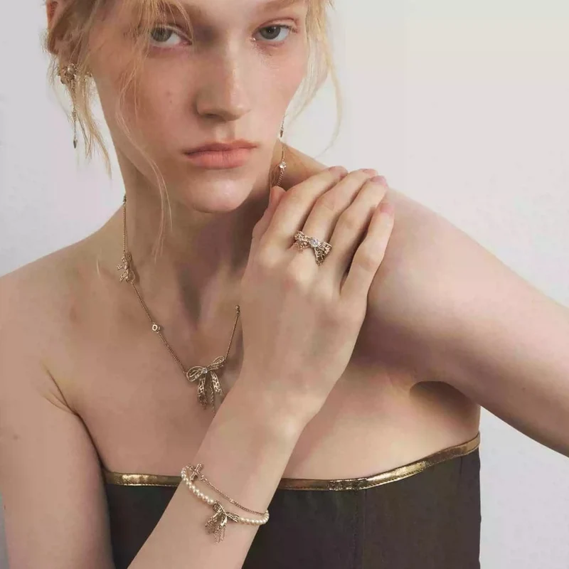 Armband med grungekors och rosettpärlor för kvinnor