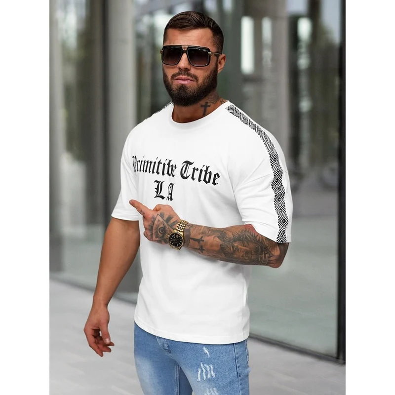 Vit T-shirt med Streetwear Design - Slim Fit Modell - Utförsäljning