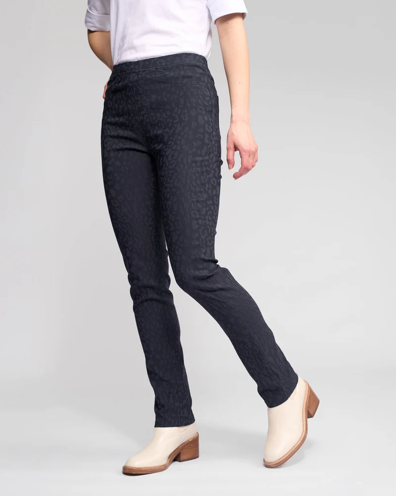 Bay pull on pant Embosed Navy
