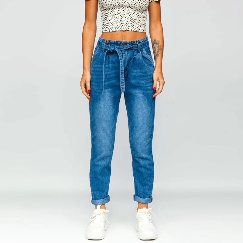 Blåa damjeans med bälte