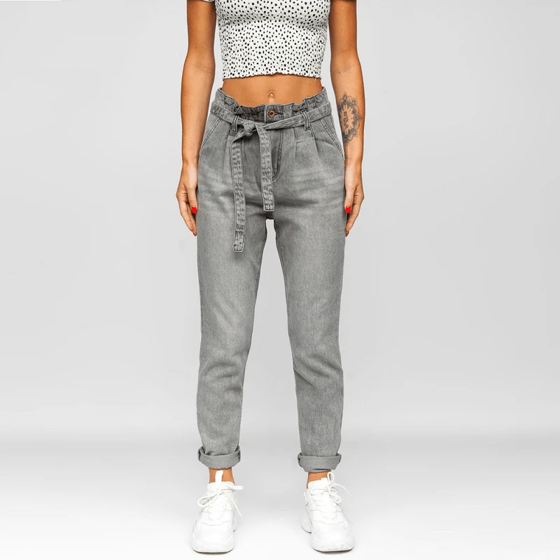 Gråa jeans med bälte