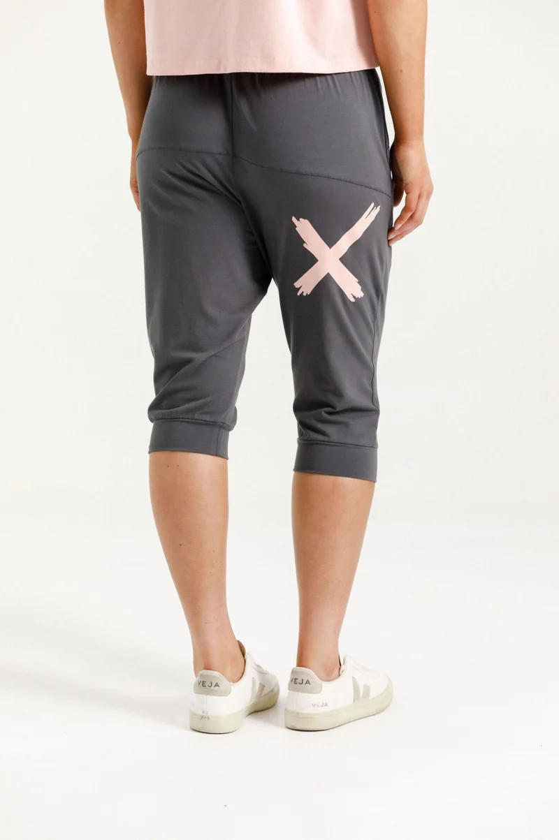 3/4 Apartment pants Graphite with Blossom X