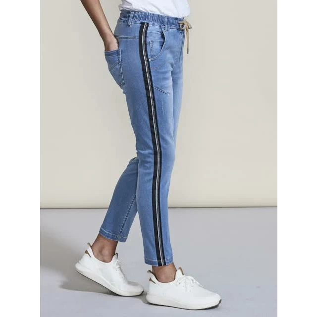 Boyfriend jean tape distressed