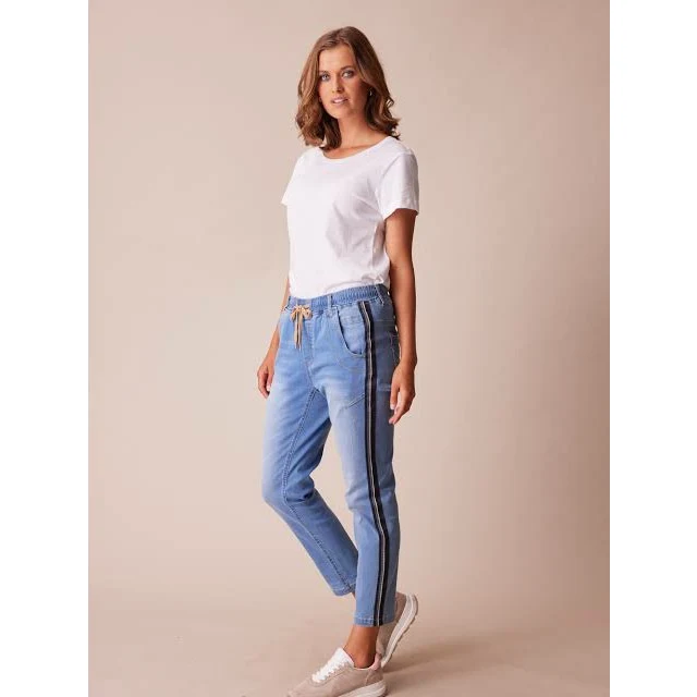 Boyfriend jean tape distressed