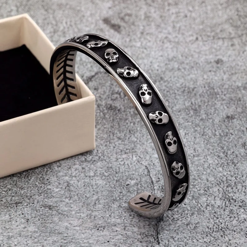 Armband med öppen manschett och dödskalle i punkstil för män