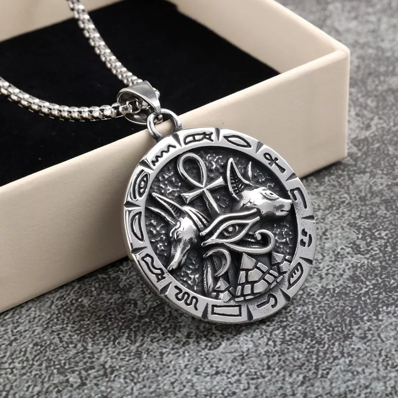 Herrhalsband med präglat runt hänge i punk-stil