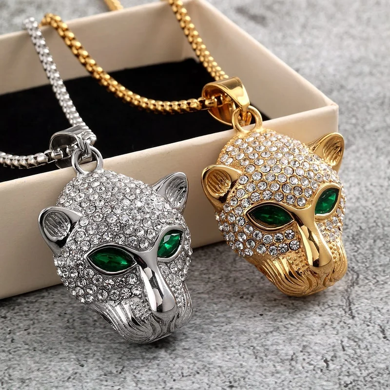 Herrhalsband med leopardhuvud och gröna ögon i diamantform