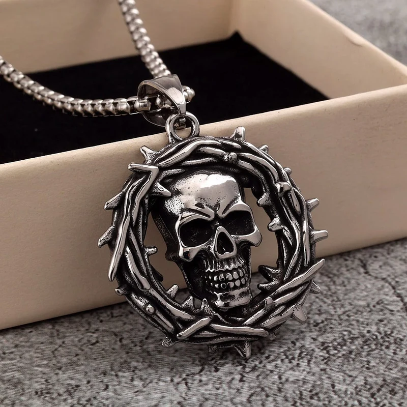 Herrhalsband med dödskalle och taggar i punkstil
