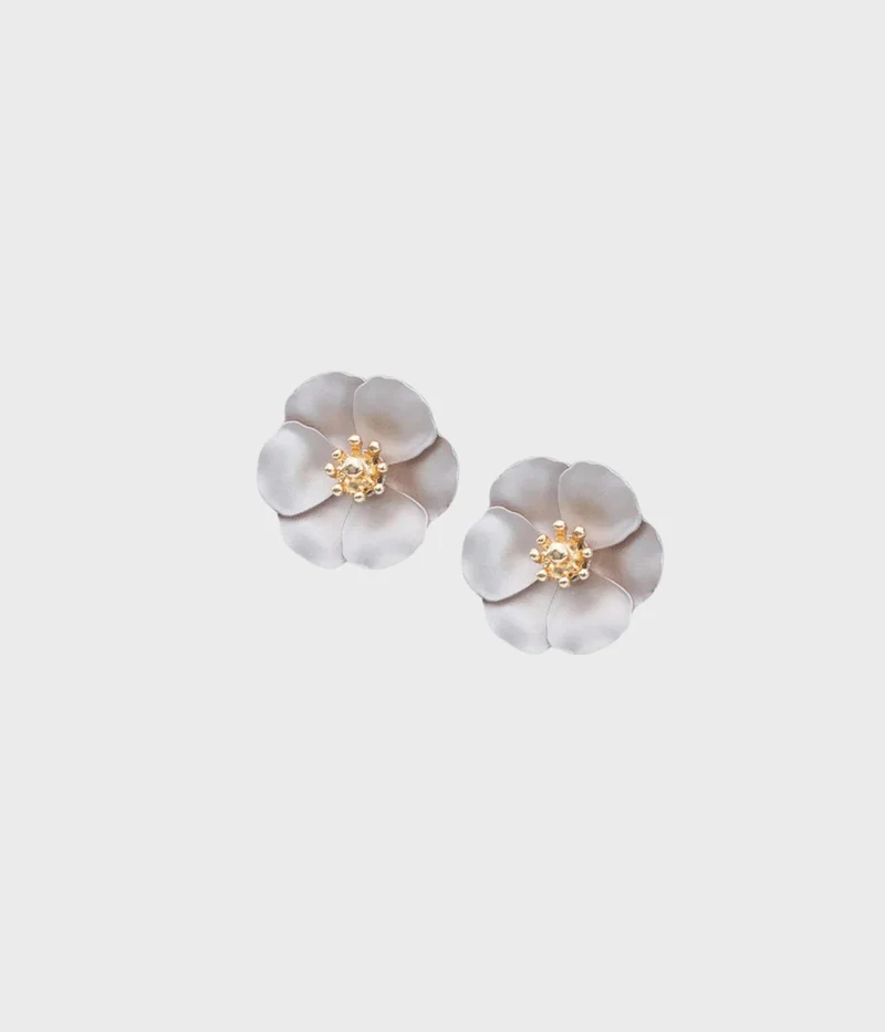 Flower Small Earrings. (NOUGAT)