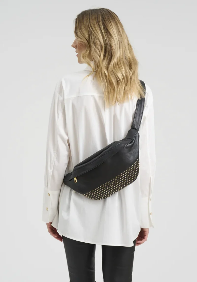 Bumbag med guldfärgade nitar – Svart läderlook