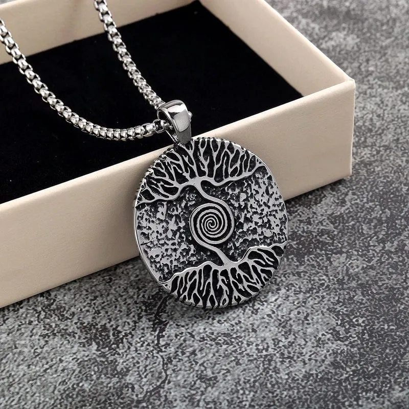 Herrhalsband med keltiskt spiralmönster och livets träd