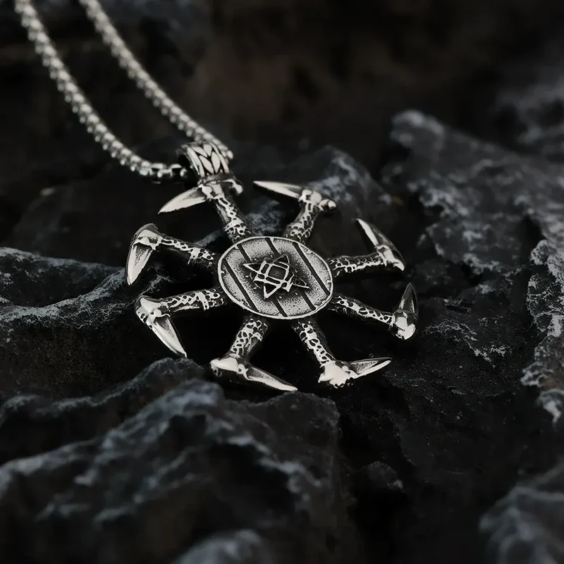 Herrhalsband med hänge och symboler i punkstil med flera yxor