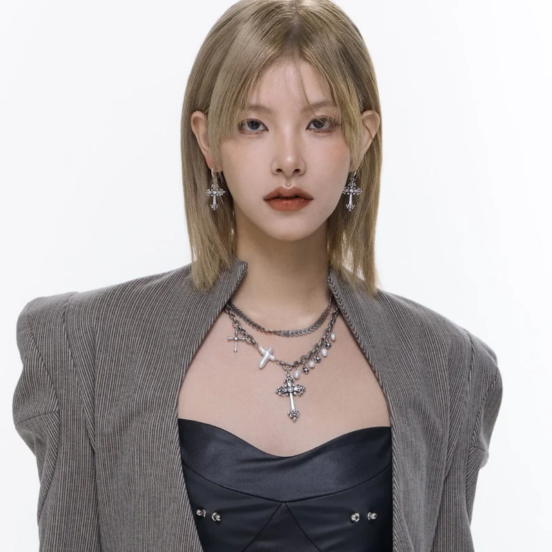 Kvinnors Punk Floral Cross Layered Pearl halsband