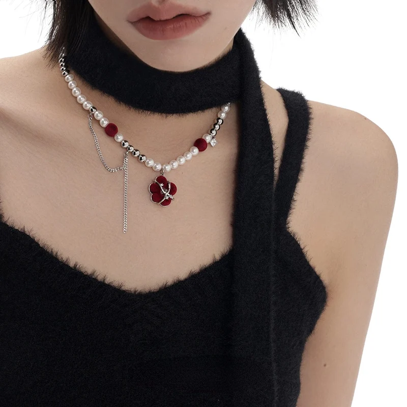 Kvinnors Grunge flockande blommiga pärlhalsband