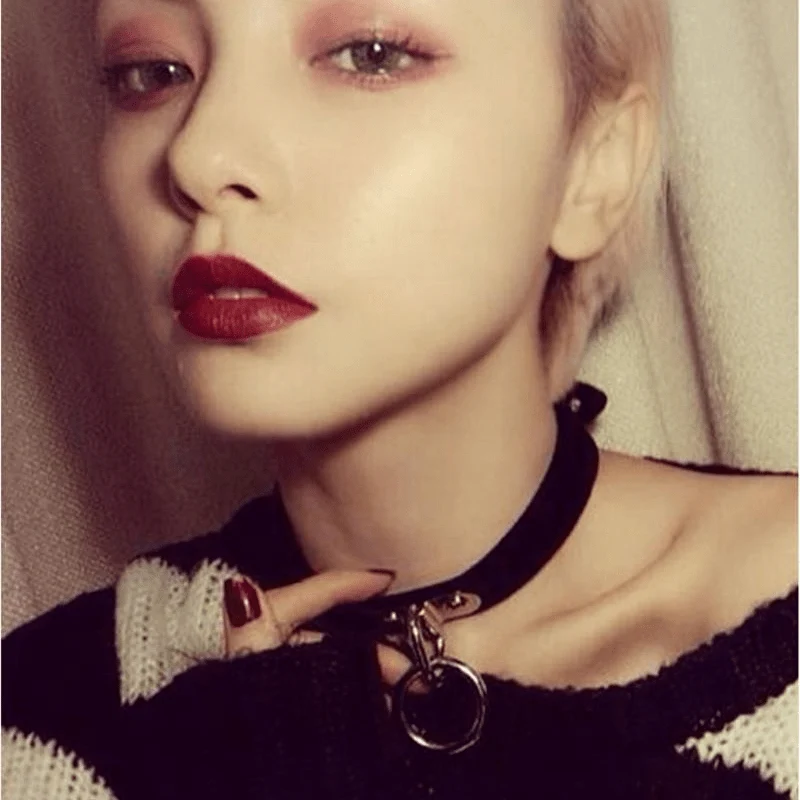 Kvinnors punk konstläder O-ring Choker halsband