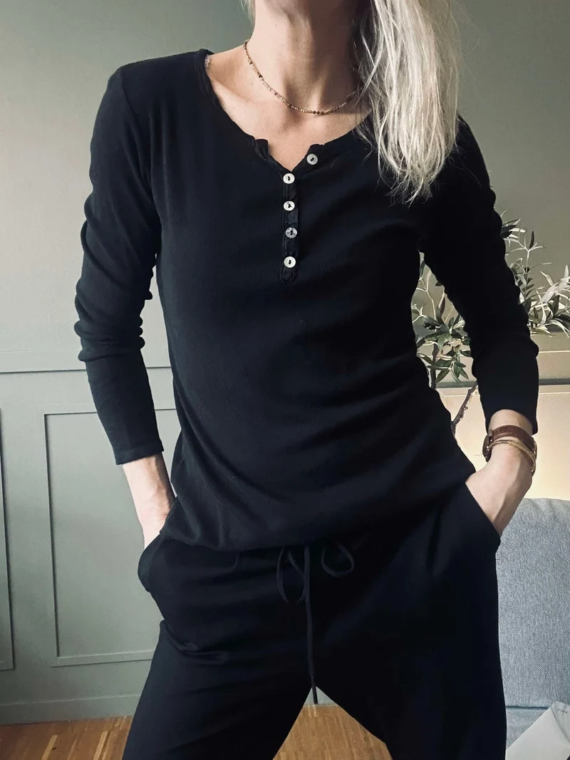 Baströja med knappar – ´Black