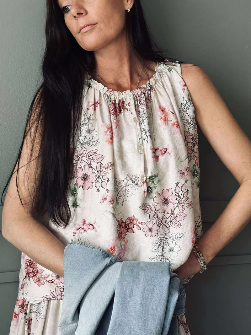 Topp Anika Rose flower