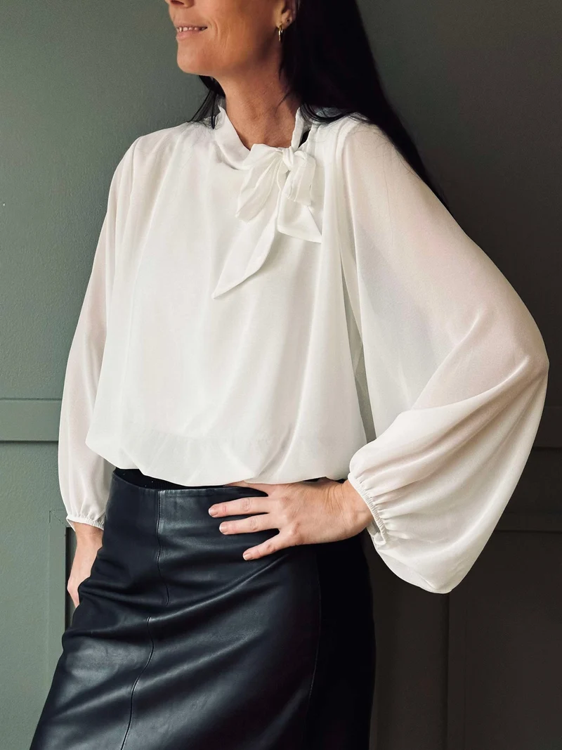 Blus m. Rosett - White