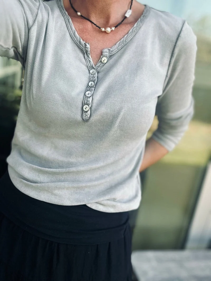 Basblus med knappar – Cold wash fango