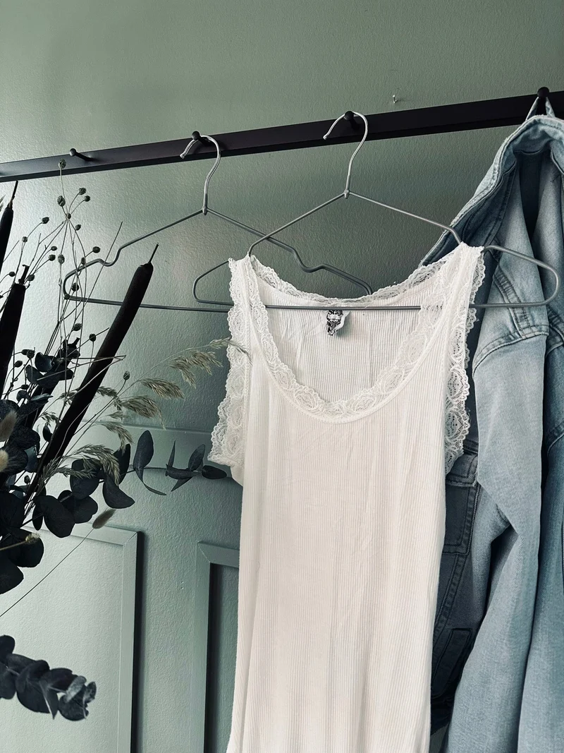 Topp med spets – Daily white