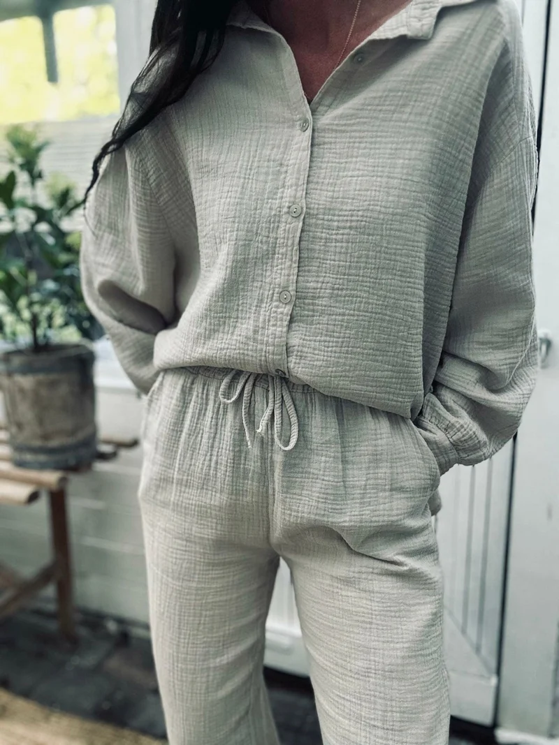 Set med våffelvävd skjorta och byxor – Ljus beige bomull