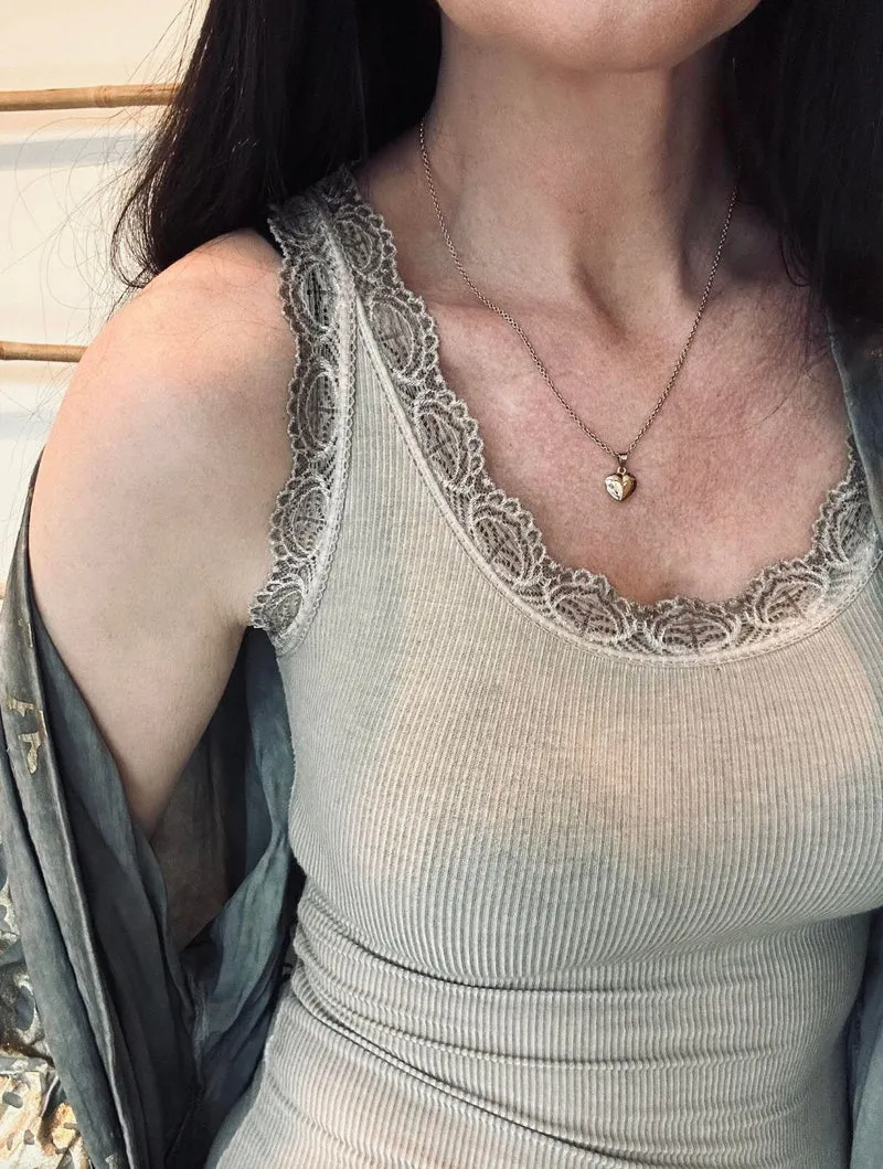 Topp med spets – Taupe