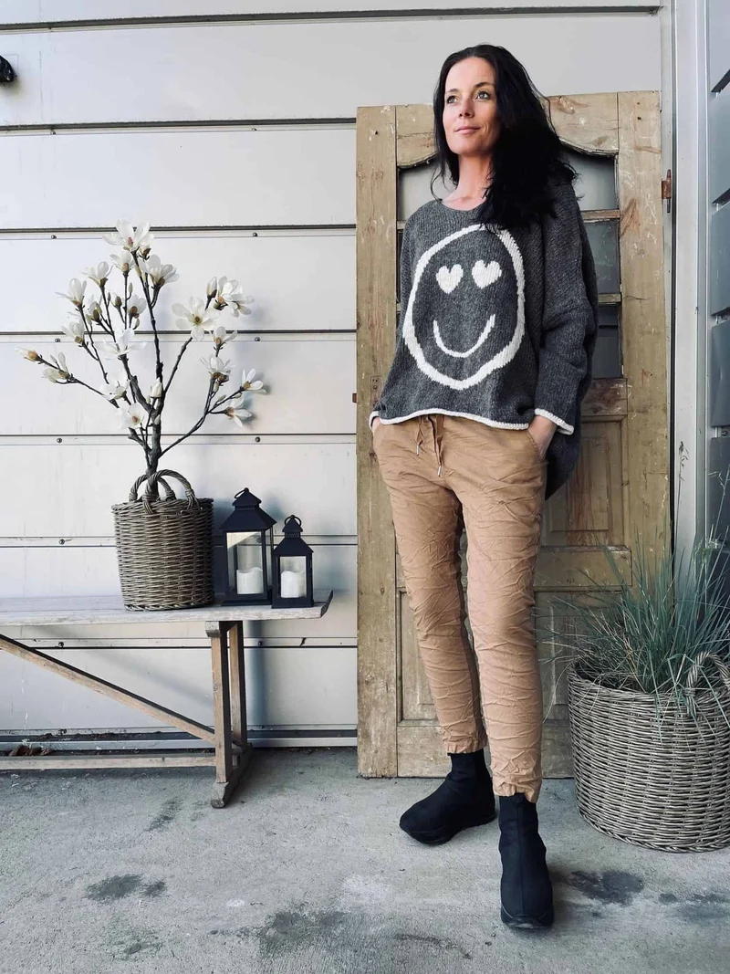 Stickad SMILE Brown Oversize