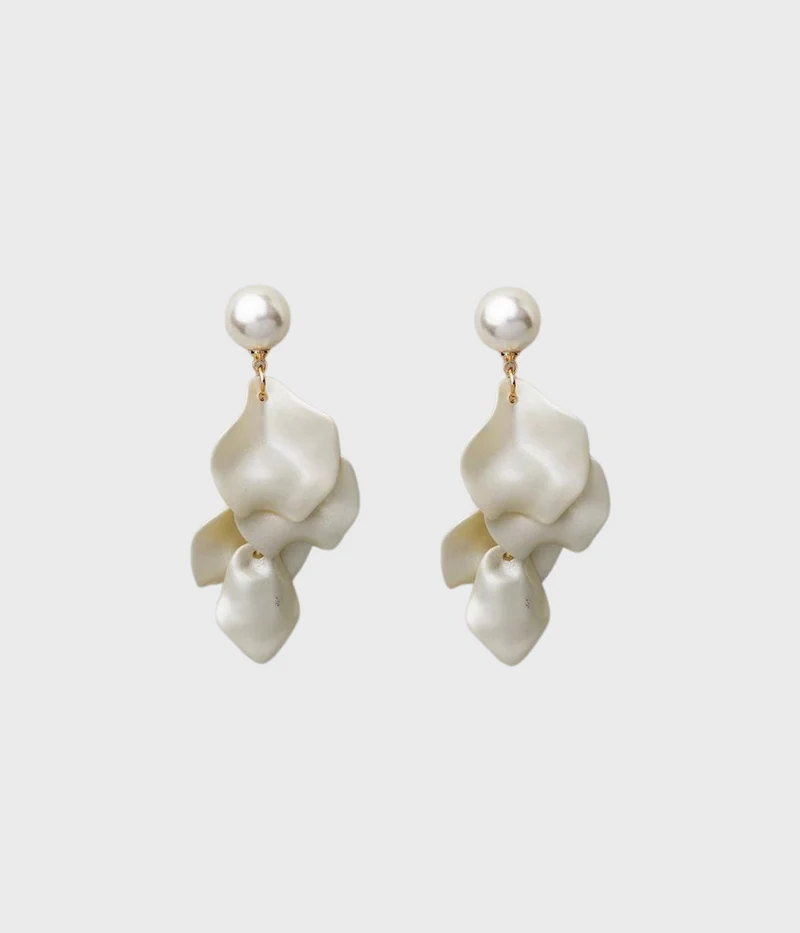 Pearl Leaf Earrings. (WHITE)