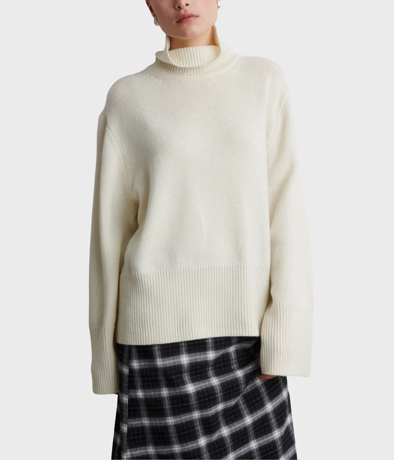 Alpha Knit T-Neck. (CREAM)
